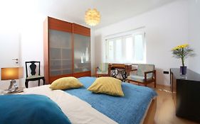 Large Two Bedroom Family App - Free Parking